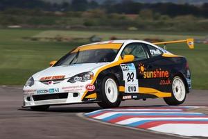 Paul ONeill is racing in the HiQ MSA British Touring Car Championship with Sunshine.co.uk in 2009